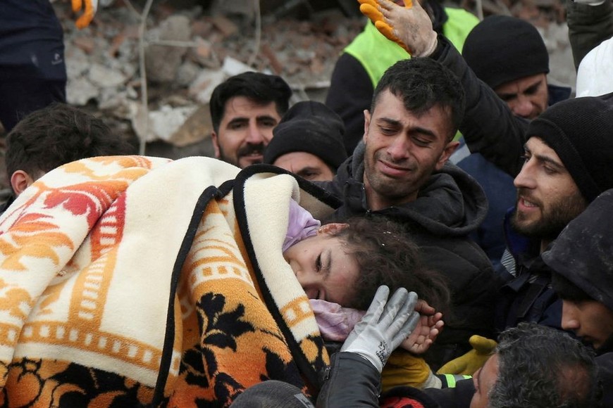 Los rescatistas sacan a una niña de un edificio derrumbado tras un terremoto en Diyarbakir, Turquía. Créditos: Sertac Kayar/ Reuters