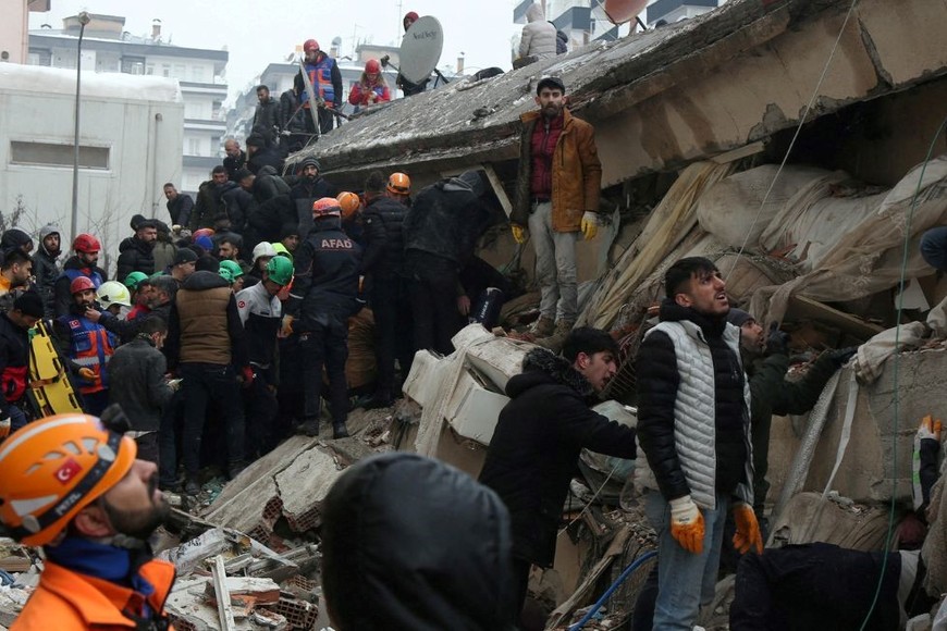 Los rescatistas buscan sobrevivientes bajo los escombros. Créditos: Sertac Kayar/ Reuters
