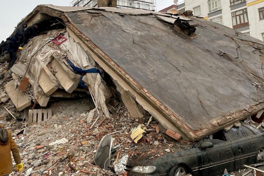 La gente busca entre los escombros tras un terremoto en Diyarbakir, Turquía. Créditos: Sertac Kayar/ Reuters