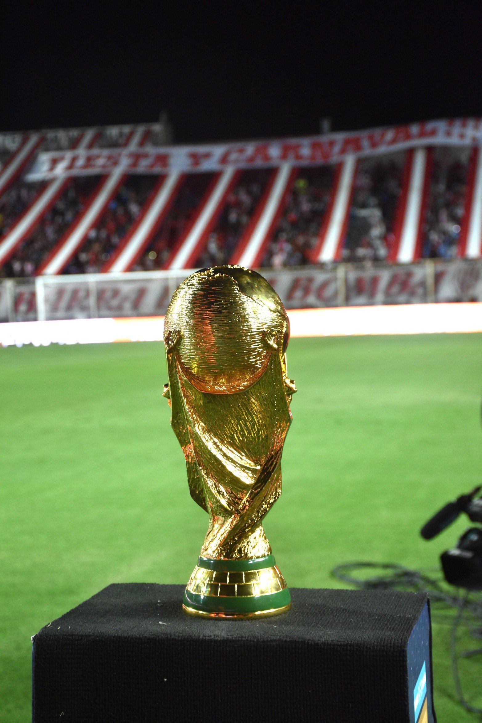 La ansiada Copa del Mundo se expone en cada cancha del fútbol argentino.