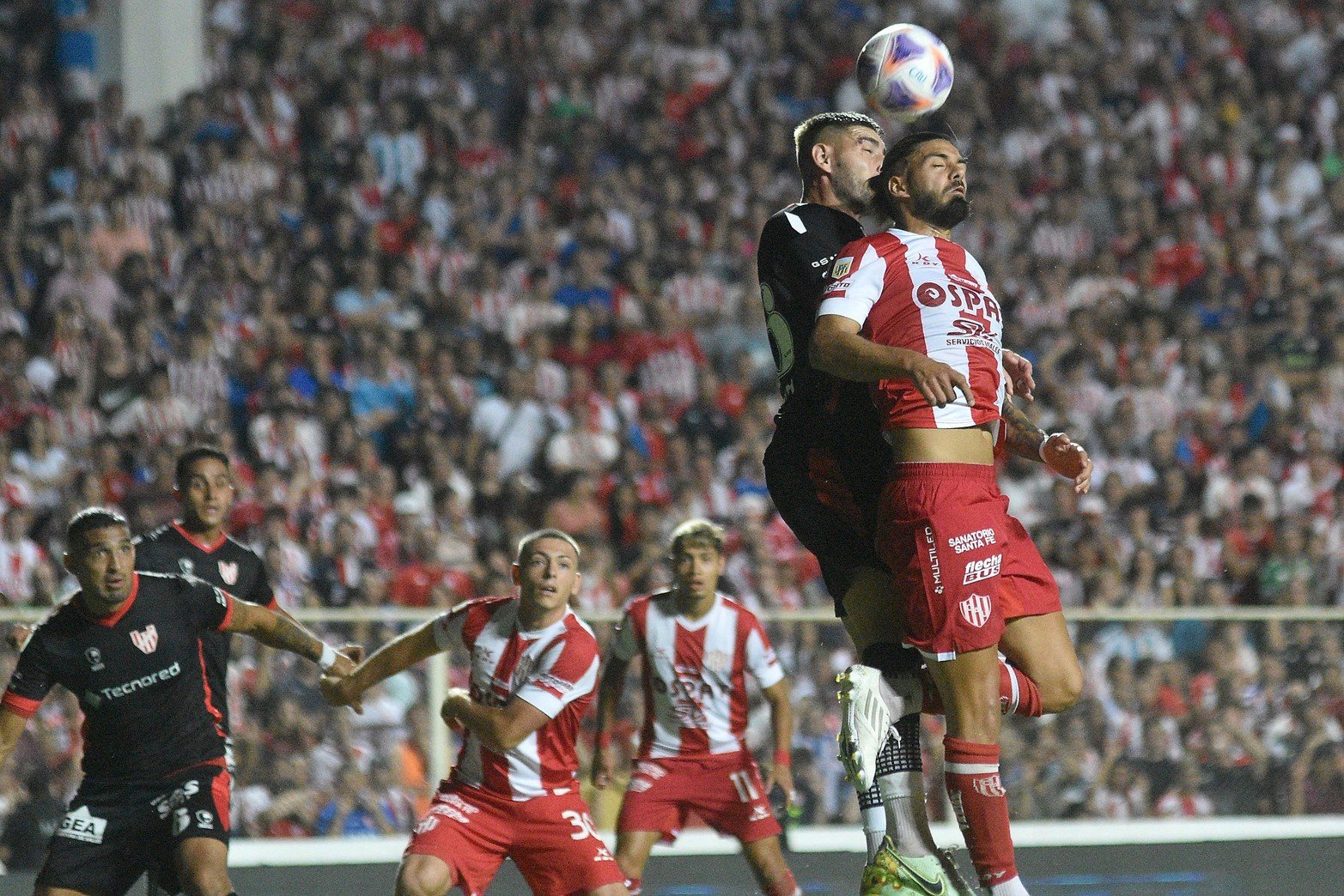 Thiago Vecino en el aire. Unión cayó de local frente al ascendido Instituto de Córdoba por 2 a 0.