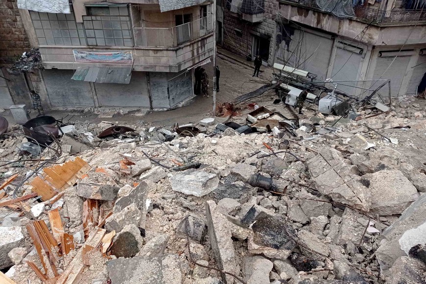 (230206) -- ALEPO, 6 febrero, 2023 (Xinhua) -- Trabajos de rescate se llevan a cabo después de un mortífero terremoto, en la provincia de Alepo, en el norte de Siria, el 6 de febrero del 2023. Un fuerte terremoto de magnitud 7,7 en la escala de Richter derribó múltiples edificios en el sur de Turquía y en el norte de Siria el lunes. (Xinhua/Str) (rtg) (oa) (ah) (vf)