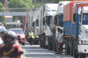 Los camiones se ven imposibilitados a continuar su recorrido. Crédito: Mauricio Garín