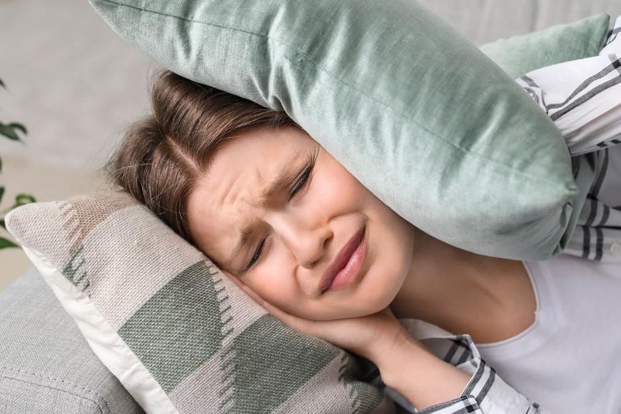 Síntomas: dolor de cabeza, aura, sensibilidad al sonido o la luz