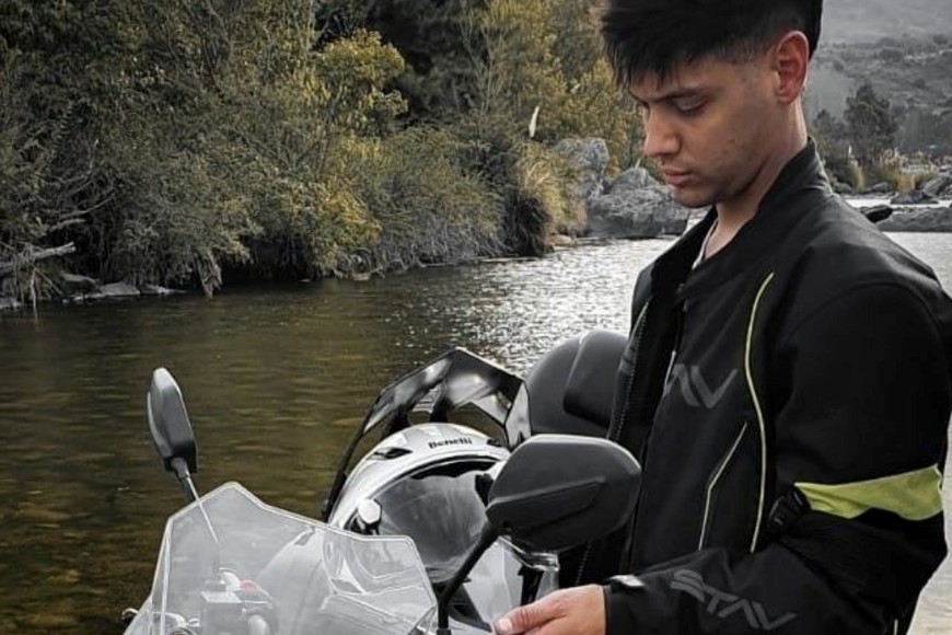Julián junto a su moto que rifará.