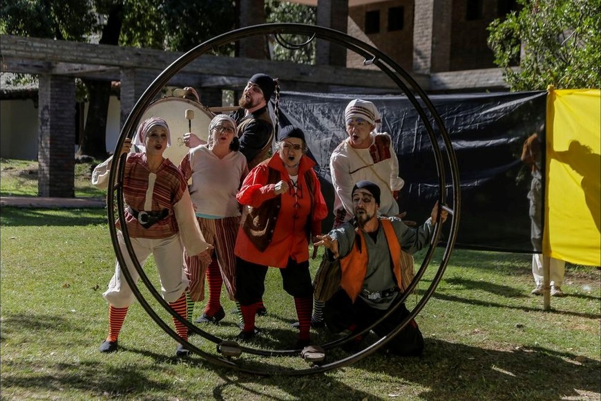 En la tarde del domingo, el grupo La Tramoya presenta “Mensajes al viento”, la obra que se desarrolla en torno a las “batallas” entre los grupos de los Piratas y los Marineros. Foto: Gentileza La Tramoya /