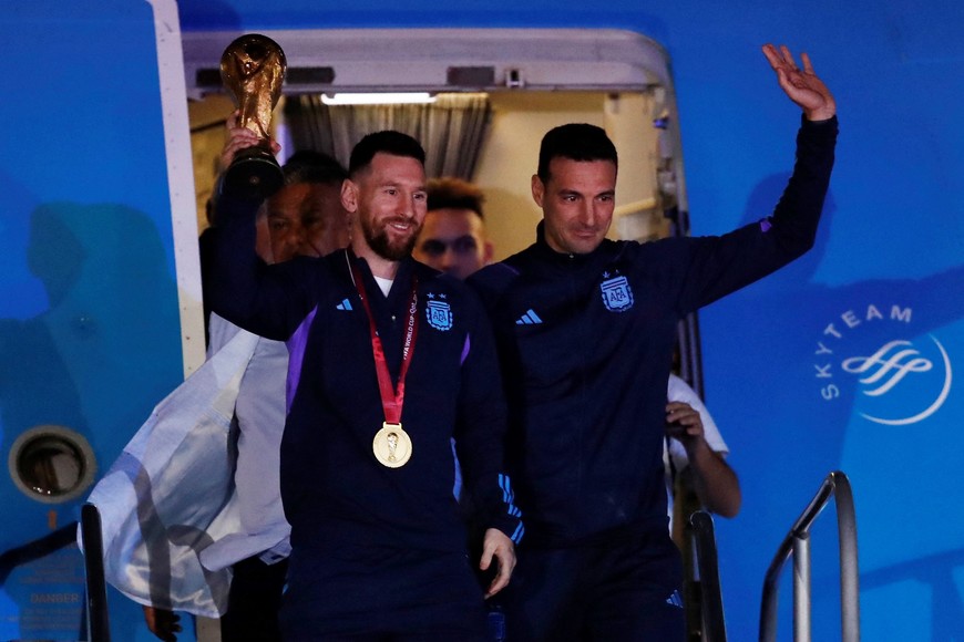 Soccer Football - Argentina team arrives to Buenos Aires after winning the World Cup  - Buenos Aires, Argentina - December 20, 2022
Argentina coach Leonel Scaloni and  Lionel Messi with the trophy during the team's arrival at Ezeiza International Airport REUTERS/Agustin Marcarian