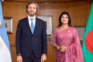Cafiero junto a Sadia Faizunnesa, embajadora de Bangladesh en Brasil. Crédito: Cancillería Argentina