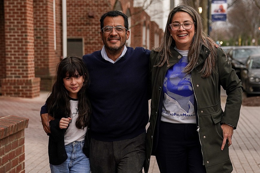 El excandidato presidencial de Nicaragua Félix Maradiaga, uno de los más de 200 presos políticos liberados de Nicaragua, camina del brazo con su esposa, Berta y su hija, Alejandra, afuera de un hotel después de llegar a Estados Unidos. Crédito: Kevin Lamarque / Reuters