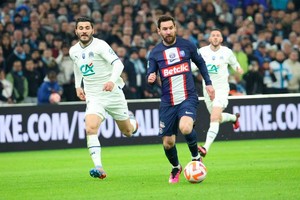 El 10 argentino terminó con una molestia y preocupó al equipo parisino.