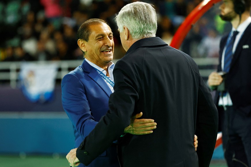 El saludo entre Ramón Díaz y Carlo Ancelotti en la previa. Crédito: Susana Vera / Reuters