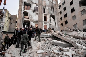 (230206) -- HAMA, 6 febrero, 2023 (Xinhua) -- Trabajos de rescate se llevan a cabo después de un mortífero terremoto, en la provincia de Hama, en el centro de Siria, el 6 de febrero de 2023. Un mortífero terremoto ha dejado hasta ahora 237 muertos y 639 heridos en cuatro provincias sirias, dijo el lunes el Ministerio de Salud en un comunicado. Un fuerte terremoto de magnitud 7,4 en la escala de Richter derribó el lunes múltiples edificios en el sur de Turquía y el norte de Siria. (Xinhua/Str) (oa) (rtg) (ah) (ce)