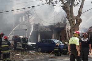 Los bomberos combatiendo el fuego en Villa Devoto. Crédito: Télam