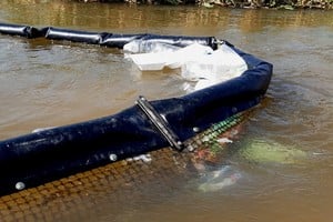 Experimento. Los investigadores recolectaron los residuos plásticos y luego los utilizaron para probar la barrera.