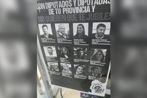 Afiches con las caras de diputados santafesinos que no quieren votar otra moratoria previsional.