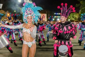 "Para nosotros son los carnavales de la familia, una oportunidad de encontrarnos con alegría. Por eso este año, atento a las dificultades que atraviesa el país, decidimos hacerlo por primera vez con entrada libre y gratuita, para que todos puedan venir a disfrutar", remarcó Luis Beto Pallero, jefe de Gobierno de Monte Vera.