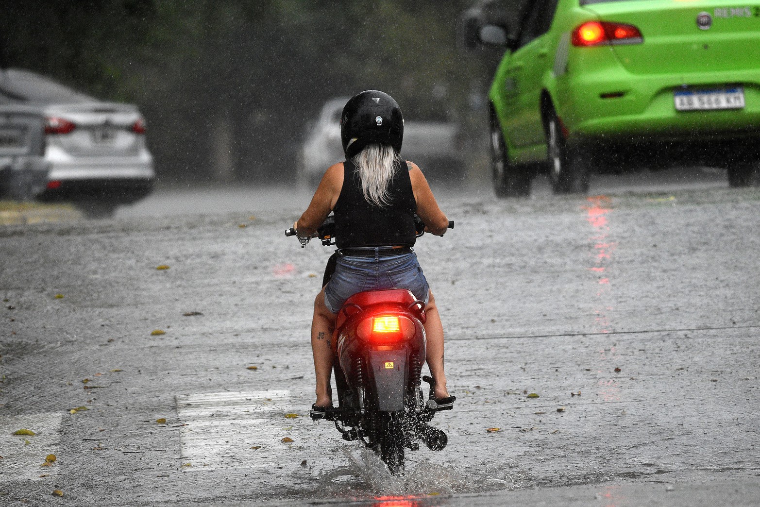 Finalmente, el jueves se pronostican tormentas aisladas en la mañana y chaparrones por la tarde-noche. En cuanto a la temperatura, la mínima estará en 23° y la máxima se mantendrá en 35°.