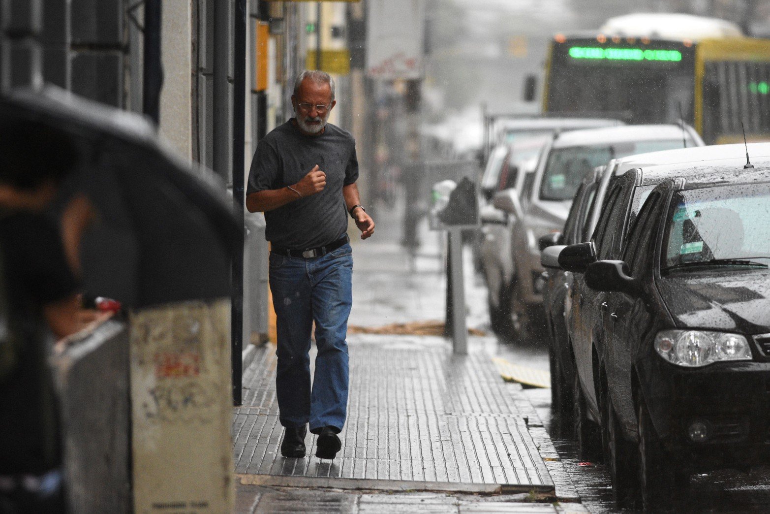 Finalmente, el jueves se pronostican tormentas aisladas en la mañana y chaparrones por la tarde-noche. En cuanto a la temperatura, la mínima estará en 23° y la máxima se mantendrá en 35°.