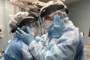 La foto recorrió el mundo. Ben Cayer y Mindy Brock son pareja de enfermeros anestesistas. En medio de las cirugías que se realizaron en un hospital de Estados Unidos, un colega los retrató en el momento en que se tomaron los rostros y se dieron aliento con solo una mirada a través de sus máscaras. El beso que no pudo ser en medio de la pandemia. “Hay estudios que han demostrado que las caricias y abrazos generan un entorno seguro”, dicen los cardiólogos.  Archivo.