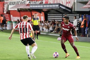 En el estadio UNO de la entidad platense, el conjunto "granate" consiguió su tercer triunfo en hilera, con los tantos marcados por José Canale (Pt. 45m.) y Franco Troyansky (St. 43m.). Crédito: Prensa Lanús
