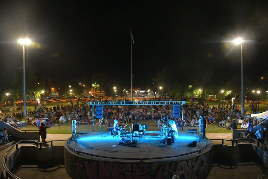 Marco ideal para la presentación del talentoso artista y ganador de un premio Grammy. Crédito: Municipalidad de Venado Tuerto.