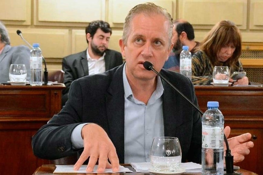 Para el justicialista Miguel Rabbia, médico y docente universitario, en Rosario "se ha perdido la identidad barrial (...) el orgullo de pertenecer a una comunidad". Criticas a los "30 años de trabajar la cultura del individualismo".