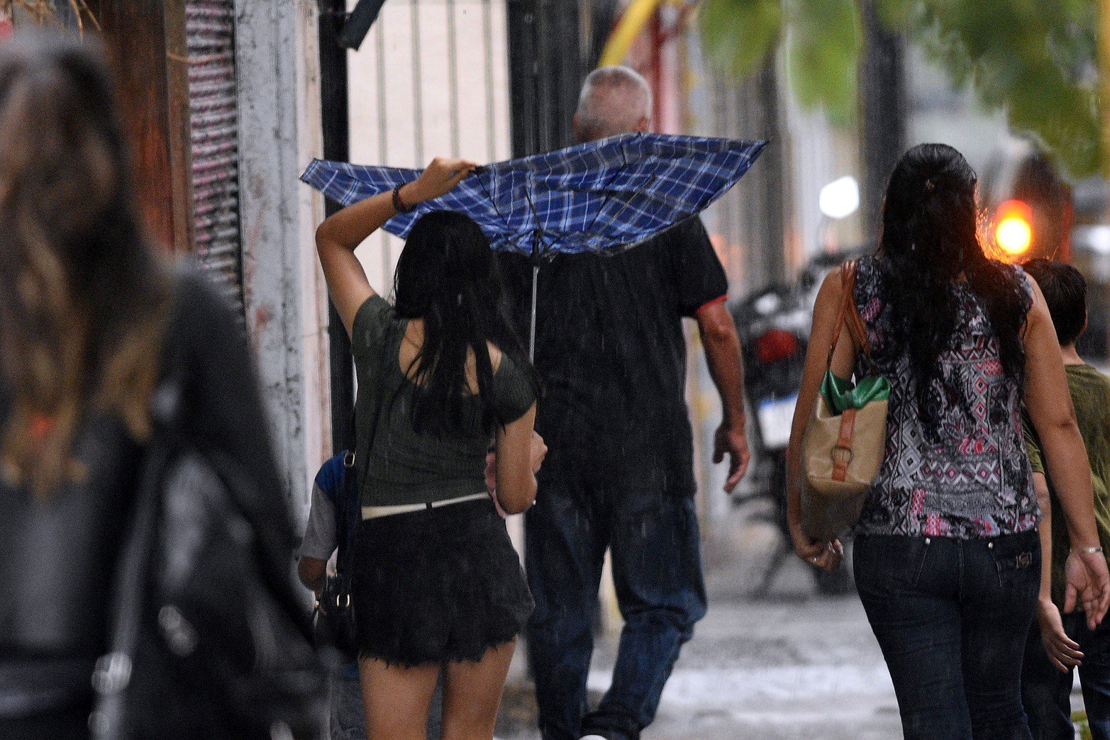 Después del sofocante calor volvió a llover en la ciudad. El SMN informó que en cuanto a la temperatura se registró una mínima de 21° y la máxima sería de 32°, bajando a 26° por la noche.
