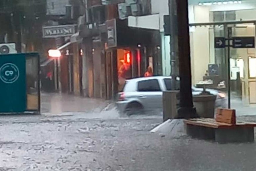 Así lucía la peatonal San Martín en pleno diluvio.