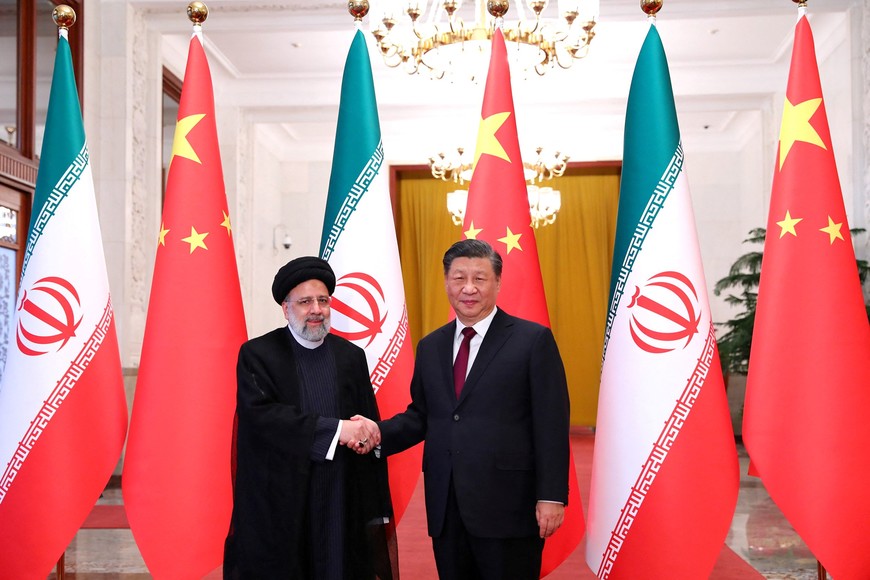 Ebrahim Raisi, presidente iraní, fue recibido este miércoles por su par Xi Jinping en China. Crédito: Reuters