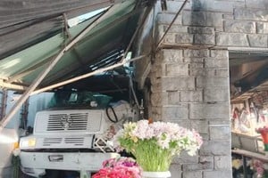 El conductor del vehículo de gran porte y un trabajador del puesto de flores sufrieron heridas.