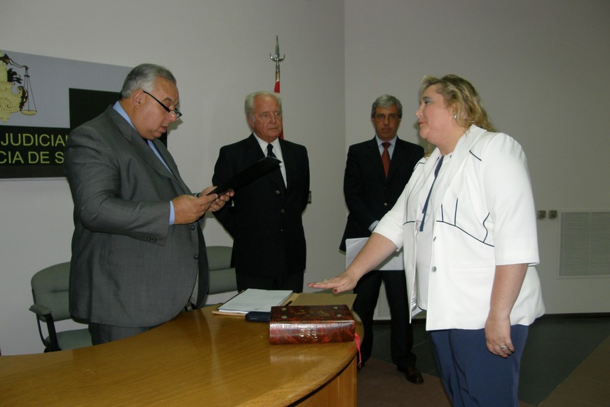 Le retendrán la mitad del sueldo. Debe comparecer en un plazo de tres días de ser notificada.