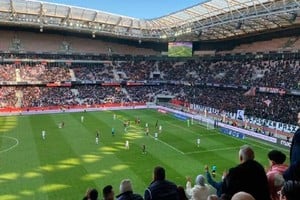 Los espectadores apreciaban el partido y no sabían lo que estaba sucediendo en uno de los baños.