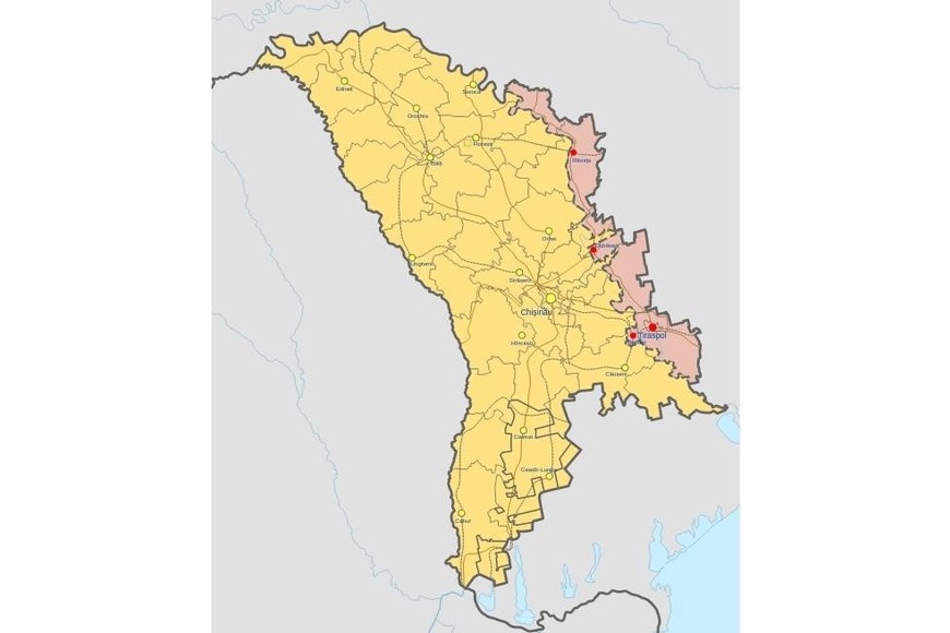 Moldavia en amarillo, Transnistria en rosado, Ucrania al noreste y Rumania al suroeste. Crédito: Wikipedia