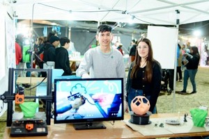 El material será triturado y sometido a un proceso a partir del cual se generará la materia prima con la que se construirán filamentos, madera plástica, composteras y artesanías.