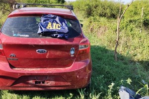 Desde el interior del vehículo fueron sustraídos algunos elementos lo que motivó allanamientos para su localización.