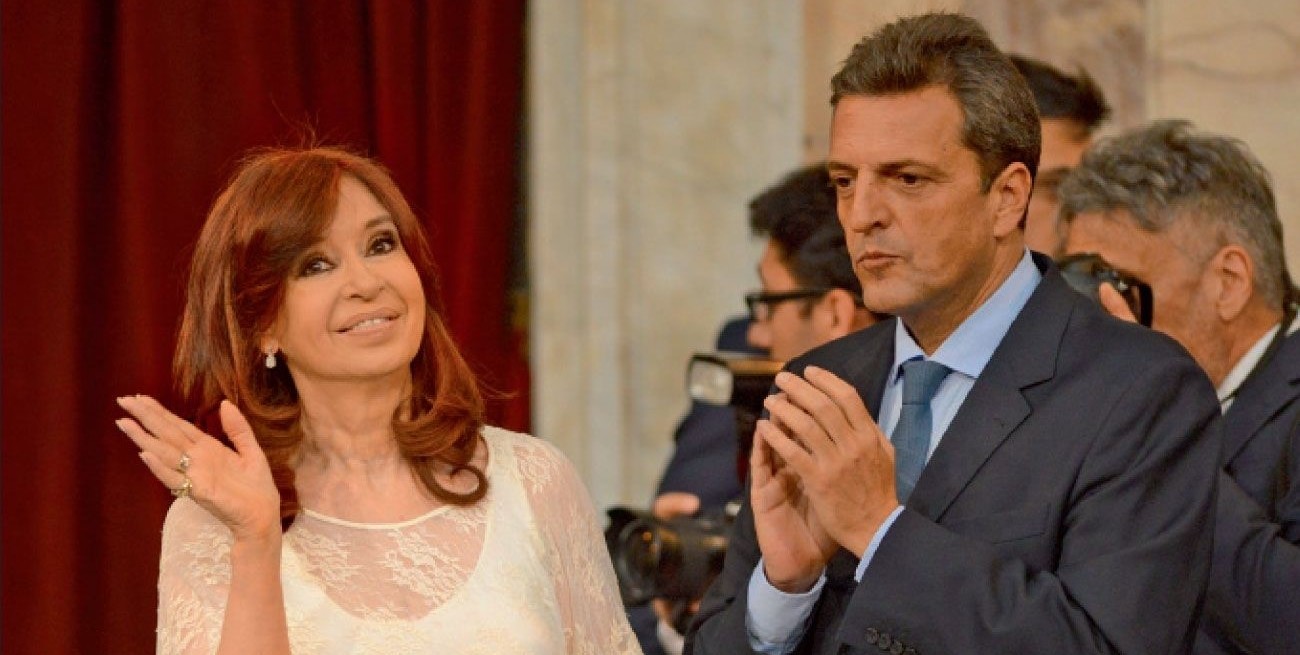 Si bien no está proscrita, Cristina Fernández usaría la estrategia de 2019: apoyar a un candidato con el compromiso que luego se reporte con ella. El nombre que más circula para ese menester es el de Sergio Massa, el "superministro".