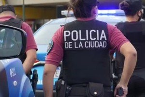 Entre cinco delincuentes golpearon a la oficial para robarle el arma y el chaleco antibalas. Crédito: Imagen Ilustrativa.