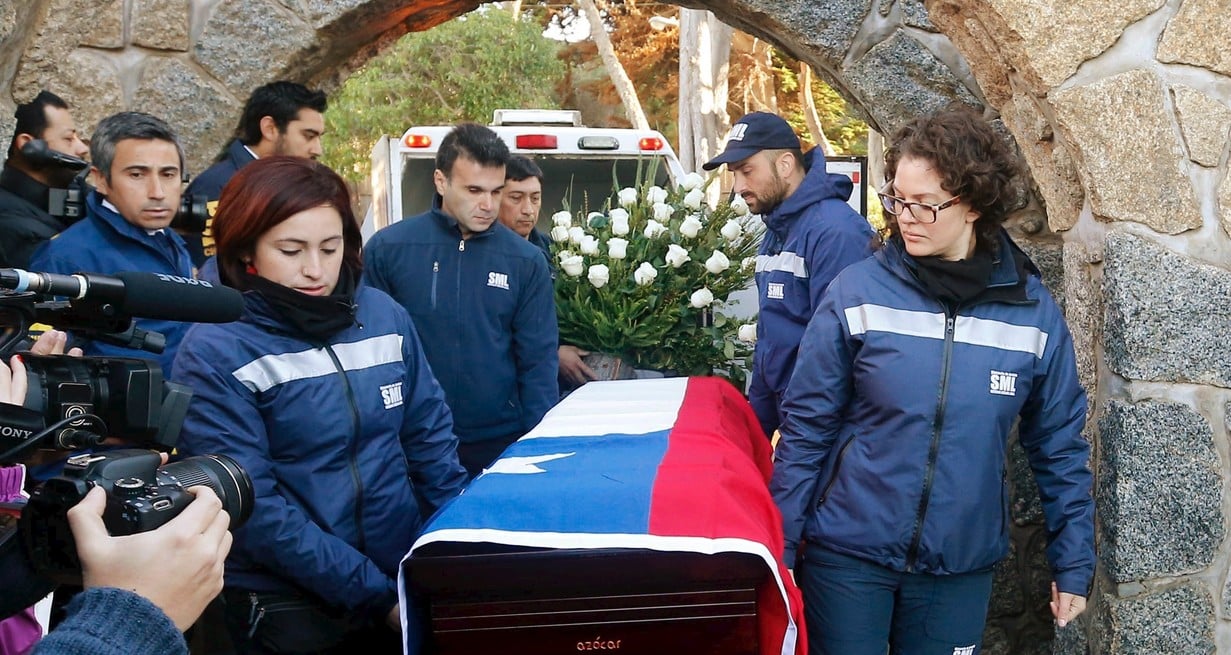 Personal del servicio legal forense lleva el ataúd del poeta chileno y premio Nobel Pablo Neruda durante el entierro de sus restos dentro de su casa-museo en la ciudad de Isla Negra, Chile, 26 de abril de 2016. Foto: Reuters