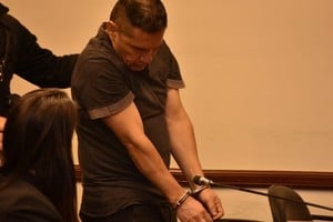 Javier Sen escuchó la sentencia con la cabeza gacha, y se retiró esposado de la sala. Crédito: Flavio Raina