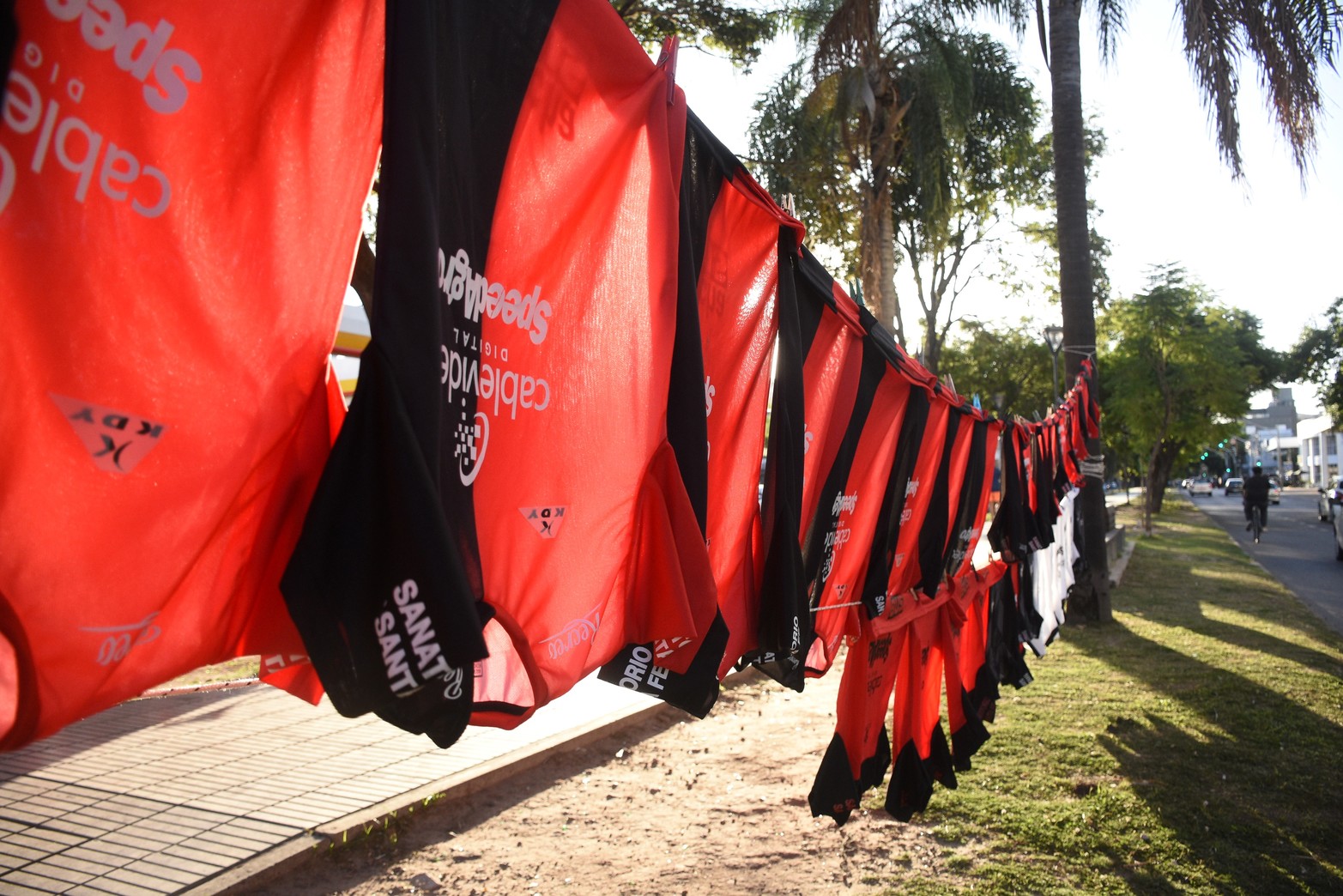 Clásico Santafesino: Venta de gorros, banderas y camisetas de ambas divisas