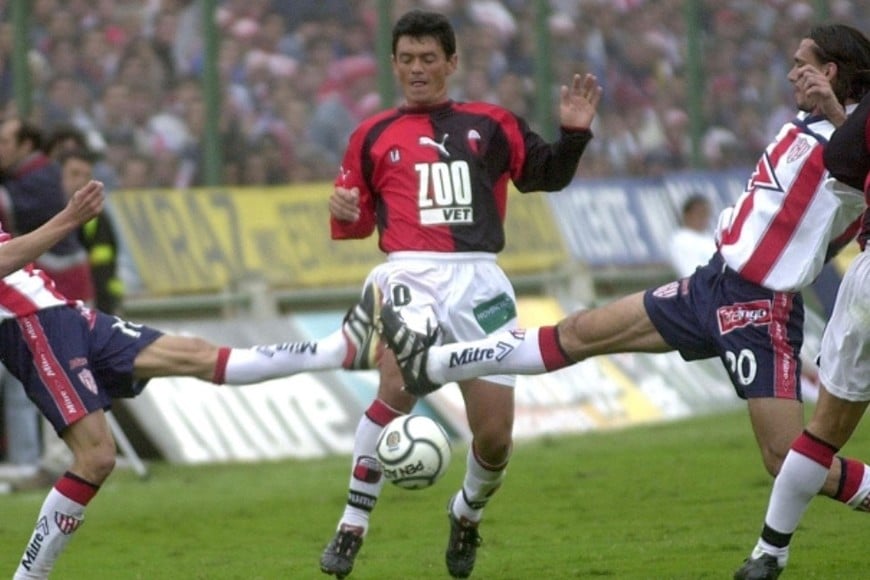 El partido más difícil. Darío Cabrol, con la camiseta 50 de Colón, enfrentando a Unión, marcado por "Pomelo" Castillo y "Patita" Mazzoni. Crédito: Archivo El Litoral