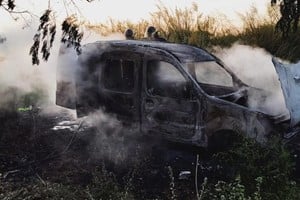 La Renault Kangoo que fue hallada incendiada en zona de isla de la Vuelta del Paraguayo. Crédito: El Litoral