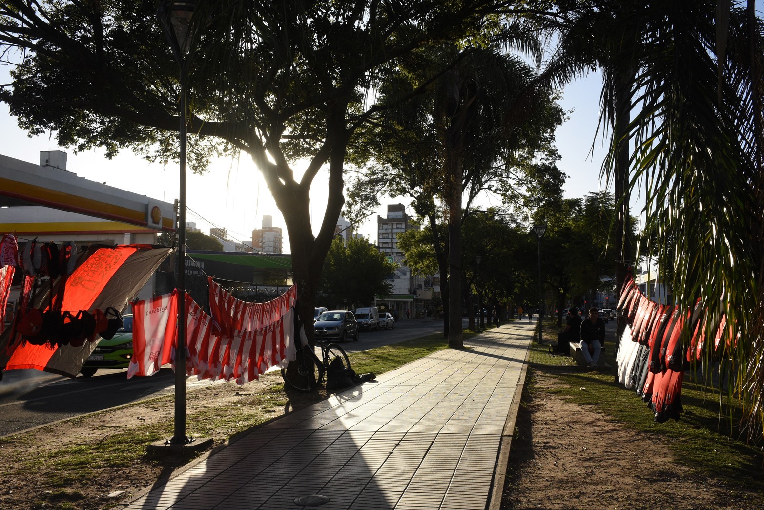 Clásico Santafesino: Venta de gorros, banderas y camisetas de ambas divisas