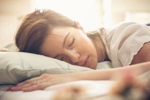 Movimientos bruscos e involuntarios que ocurren cuando se pasa de la vigilia al sueño.