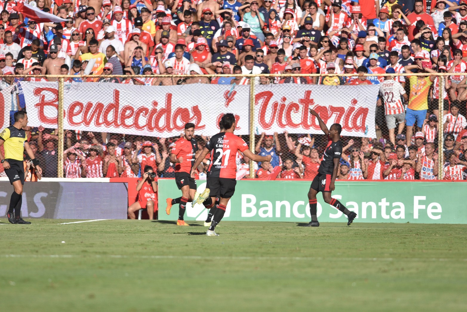 Clásico 97. El gol de Colón convertido por Perlaza y festejo. Foto: Manuel Fabatía