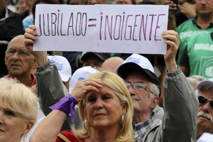 El de los jubilados y pensionados nacionales es uno de los sectores más postergados de Argentina. El otorgamiento de aumentos para ellos, tal cual lo subraya el autor, "ha sido en los últimos años por demás insuficiente".
