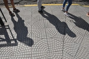 El informe del INDEC revela un aumento en la informalidad y subocupación, afectando a casi la mitad de los trabajadores en los aglomerados.