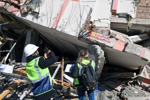 (230219) -- ADIYAMAN, 19 febrero, 2023 (Xinhua) -- Imagen del 18 de febrero de 2023 de personas inspeccionando un edificio colapsado, en Adiyaman, Turquía. El número de muertos por los dos grandes terremotos que sacudieron el sureste de Turquía el 6 de febrero aumentó a 40.642, informó el sábado la agencia de desastres del país. (Xinhua/Mustafa Kaya) (rtg) (ah) (da)