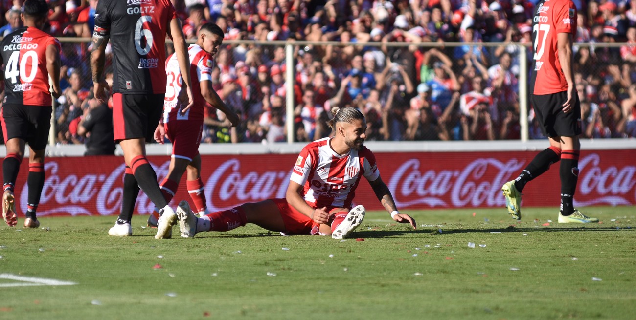 Thiago Vecino ensaya una chilena. Puso muchas ganas, pero Unión necesita que alguno de los "9" se destape y la meta. Créditos: Manuel Fabatía.