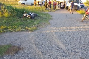 Los dos ocupantes de la moto terminaron en el suelo y golpeados